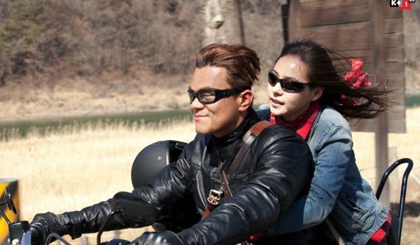 A MILLIONAIRE ON THE RUN – CHẠY TRỐN CÙNG MỘT VA-LI TIỀN